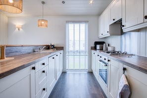 Swallow Lodge - 3 Bedroom Lodge - Wisemans Bridge (25345)