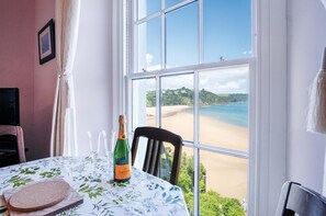 5 Belle Vue Court - 2 Bedroom Apartment - Tenby (20290)
