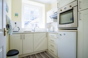 5 Belle Vue Court - 2 Bedroom Apartment - Tenby (20278)