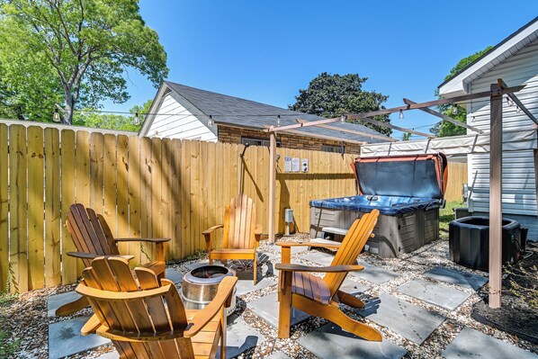 Fayetteville Vacation Rental | 2BR | 2BA | Steps Required | 1,186 Sq Ft