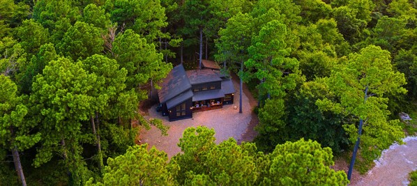 Welcome to Blackwood Cabin, a charming 2-bedroom retreat set on 1.5 acres of peaceful land in Broken Bow.