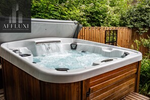 Hot Tub / whirlpool bath (Outdoor)