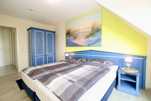 Schlafzimmer 1 mit Doppelbett und Meerblick