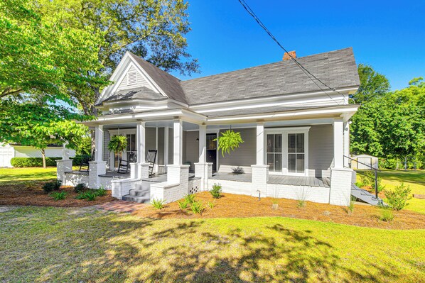 Metter Vacation Rental | 2BR | 2BA | 1,471 Sq Ft | Stairs to Enter
