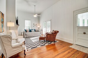 Living Room | Central Heating & A/C | Full Daybed