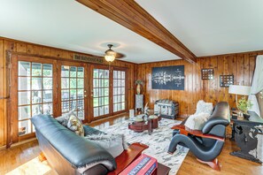 Living Room | Smart TVs | Board Games | Free WiFi | Main Level | Central A/C
