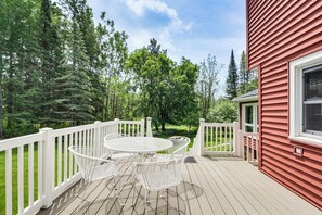 Deck | Gas Grill | Outdoor Dining Set
