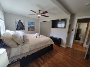 Bedroom 1 - Split King w/ 2 twin trundle beds and 50" TV