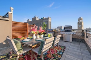 Host an outdoor meal with our rooftop dining table and dual BBQ pits—perfect for group gatherings, family dinners, or casual cookouts. Enjoy sweeping skyline views while sharing a bite at 888 Baronne's guest-only rooftop retreat.