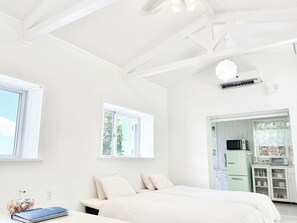 ・[Bedroom] The room is based on white. Equipped with air conditioning and heating, and a ceiling fan.