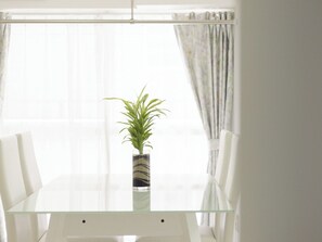 ・[106/Dining Kitchen] How about sipping some coffee while basking in the bright light?