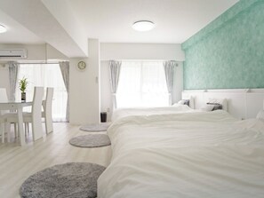 ・[106/Bedroom] A spacious room. There is a dining kitchen right next to it.