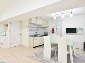 ・[106/Dining Kitchen] You can enjoy your meal while watching TV.