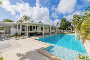 New 5 Bedroom Private Pool near superfood (19710)