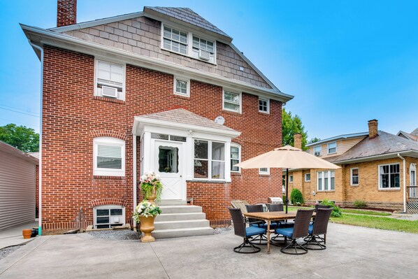 Zelienople Vacation Rental | 4BR | 3BA | 6,500 Sq Ft | Stairs Required