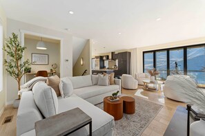 Living Room | Free WiFi | Smart TV | Queen Sleeper Sofa | Telescope | Main Level