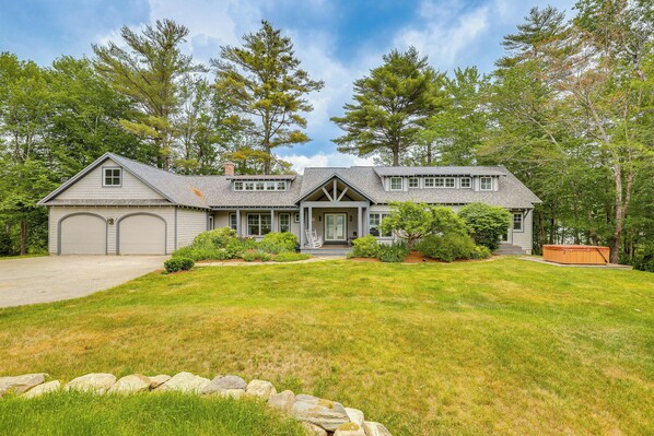 New London Vacation Rental | 3BR | 2.5BA | 2,700 Sq Ft | 3 Steps to Enter