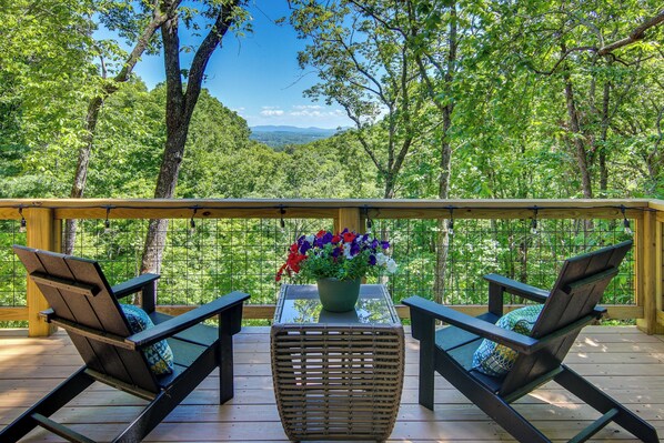Hendersonville Vacation Rental | 2BR | 2BA | 1,200 Sq Ft | Stairs to Enter