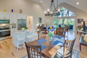 Dining Area | Dishware/Flatware Provided | High Chair