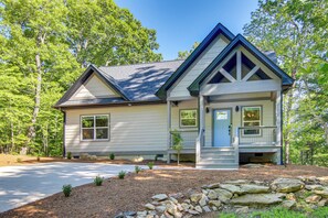Exterior | Driveway (2 Vehicles)