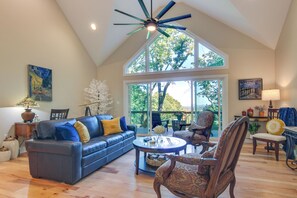 Living Room | Free WiFi | Central Heating & A/C | Smart TV