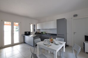 Autumn, Kitchen, Living Room, Spring, Summer