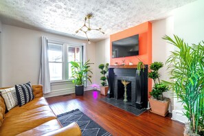 Breathe easy in our spacious, clean living room. Stretch out on our comfortable seating and enjoy the open, airy atmosphere. The perfect space to relax and recharge.