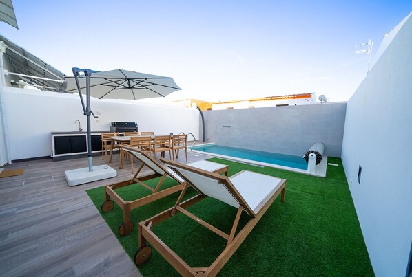 Garden lounge area + pool