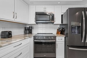 Cook your favorite meals in this modern, fully equipped kitchen!