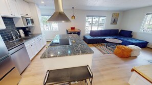 Fully Updated Beautiful Unit - Fully Updated Beautiful Unit