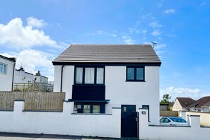 Shell Cottage, Self-Catering, Dog-Friendly, Near Beach, Sleep 6-8, Parking