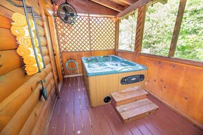 Can't Bear to Leave 3's bubbling hot tub