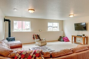 Lower Level Living Room | Ping-Pong Table | Smart TV