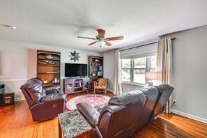 Living Room | Flat-Screen TV | Wii Console | Central Air Conditioning/Heat
