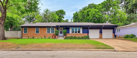 Richland Hills Vacation Rental | 3BR | 3BA | 1,700 Sq Ft | Stairs to Enter