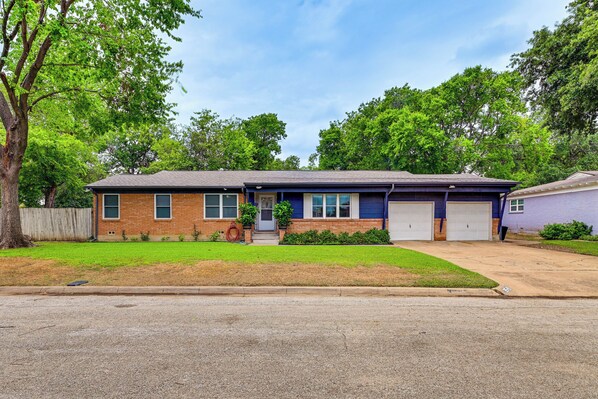 Richland Hills Vacation Rental | 3BR | 3BA | 1,700 Sq Ft | Stairs to Enter