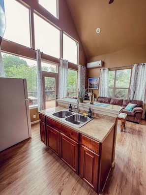 Full & Bright Kitchen
