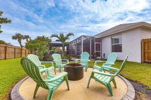 Wood-Burning Fire Pit | Private Backyard w/ Hot Tub | 8 Mi to Jensen Beach Park