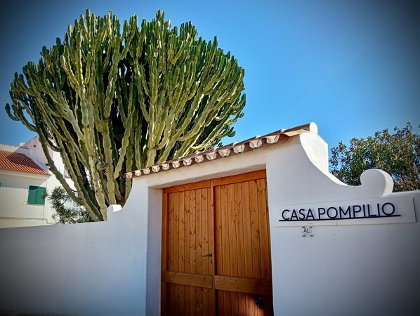 Casa Pompilio garden entrance on Praca da Republica