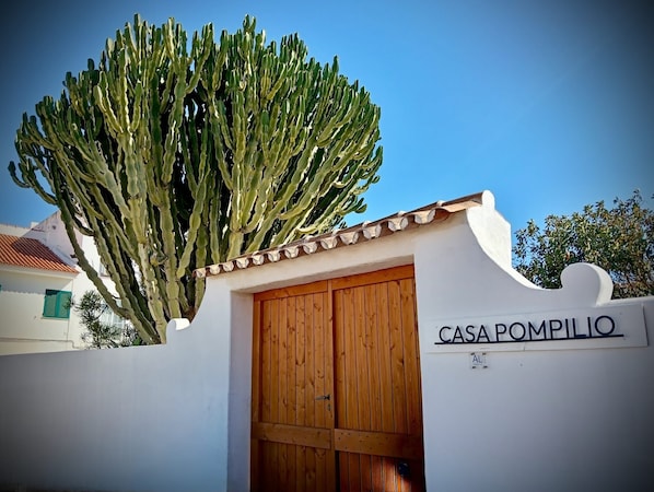 Casa Pompilio garden entrance on Praca da Republica