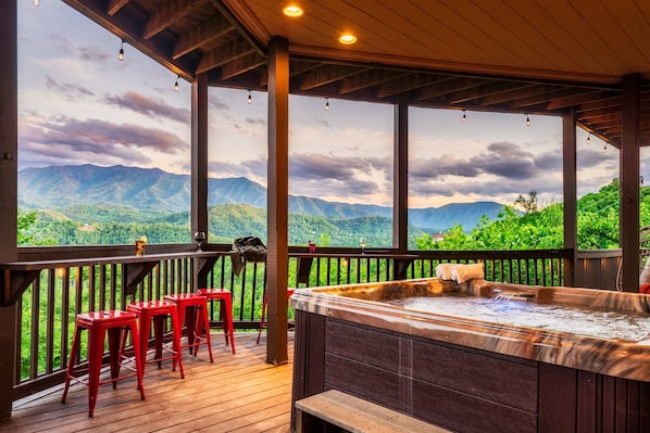 Outdoor spa tub