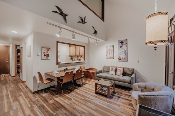 Home Decor, Indoors, Furniture, Table, Living Room