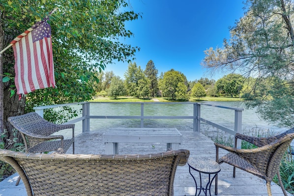 Shady Cove Vacation Rental | 4BR | 2BA | 2,401 Sq Ft | Stairs Required