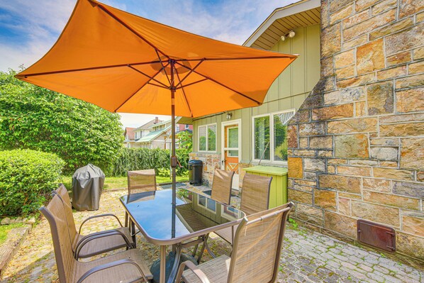 Somerset Vacation Rental | 3BR | 2.5BA | 2,200 Sq Ft | Stairs Required
