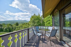 Relax on the private balcony with breathtaking mountain views. Enjoy your morning coffee or an evening drink in the fresh air, surrounded by nature’s beauty—perfect for unwinding and taking it all in.