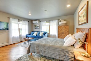 Studio | Queen Bed | Twin Daybed w/ Twin Trundle | Smart TV