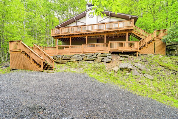 Beech Mountain Vacation Rental | 3BR | 2BA | Stairs to Enter | 1,100 Sq Ft