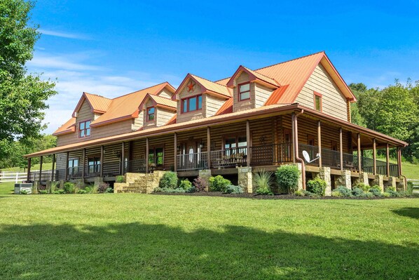 Hickman Vacation Rental | 2BR | 3.5BA | 3 Steps Required | 3,968 Sq Ft