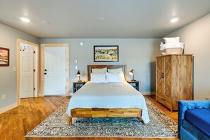 Studio | Queen Bed | Twin Daybed w/ Twin Trundle | Smart TV