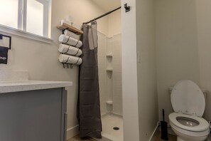 Step into the brand-new bathroom, stocked with all the amenities you’ll need for a comfortable getaway. From shampoo and conditioner to soap, lotion, and fresh towels, we’ve thought of everything to ensure you have a pleasant and refreshing stay.